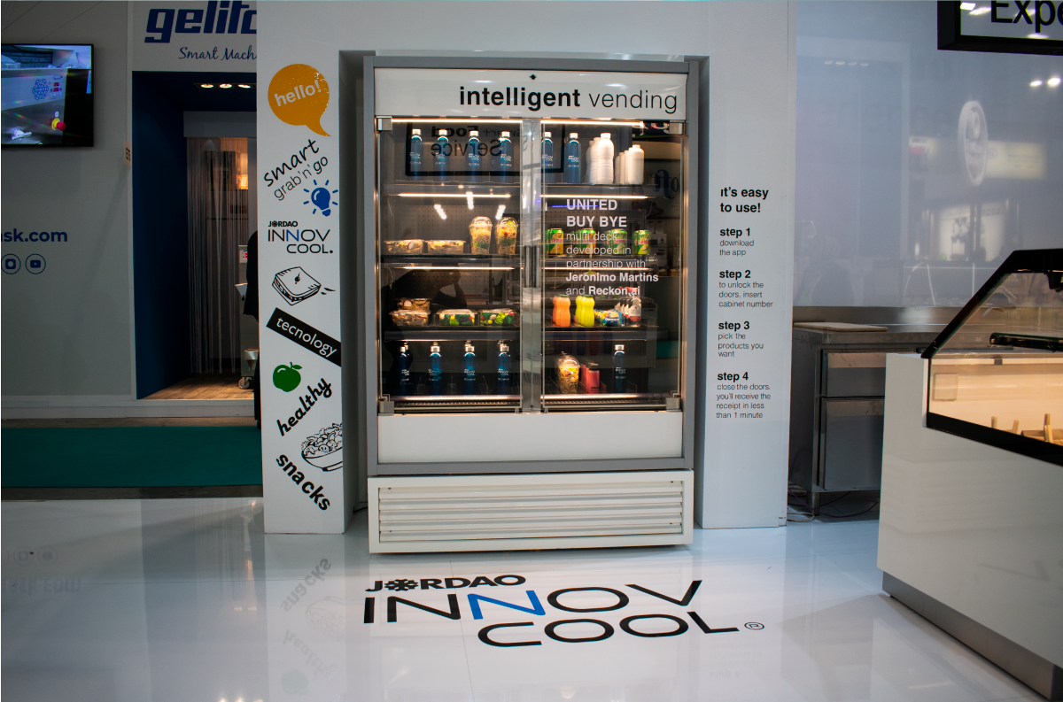 Mural refrigerado com tecnologia de reconhecimento de produtos e pagamento eletrónico automático.