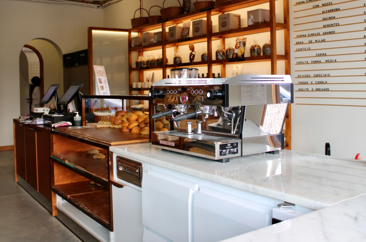 Expositor neutro para pão e bancadas refrigeradas com kit de gavetas NEXT | Special bread display unit  and NEXT storage counters with drawer kit.